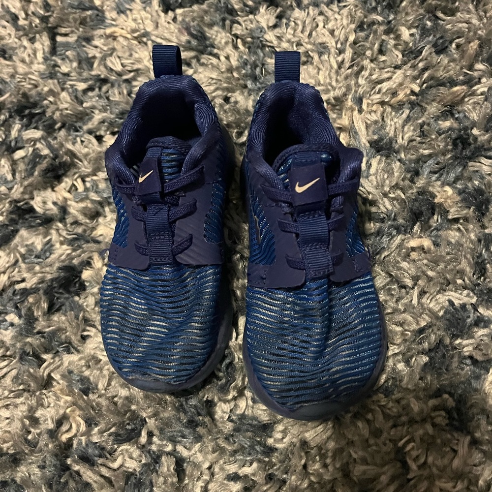 Toddler 7 Nike shoes